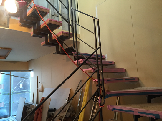 鉄骨製のデザイン階段　集成材踏板